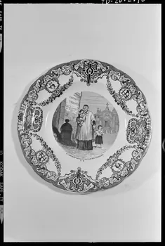 Beck photographie Assiette inscrite : "4 - Saint Vincent de Paul". Provenant de Gien, dans le Loiret France 1970/9/17 Ph.1970.20.2190 Photo