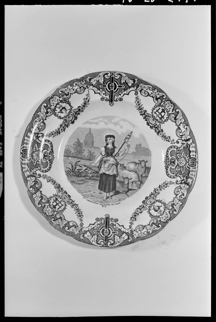 Beck photographie Assiette inscrite : "2 - Sainte Geneviève, patronne de Paris". Provenant de Gien, dans le Loiret France 1970/9/17 Ph.1970.20.2191 Photo