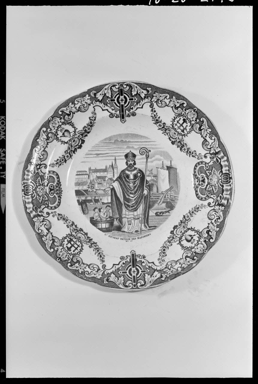 Beck photographie Assiette inscrite : "Saint Nicolas, patron des mariniers". Provenant de Gien, dans le Loiret France 1970/9/17 Ph.1970.20.2192 Photo