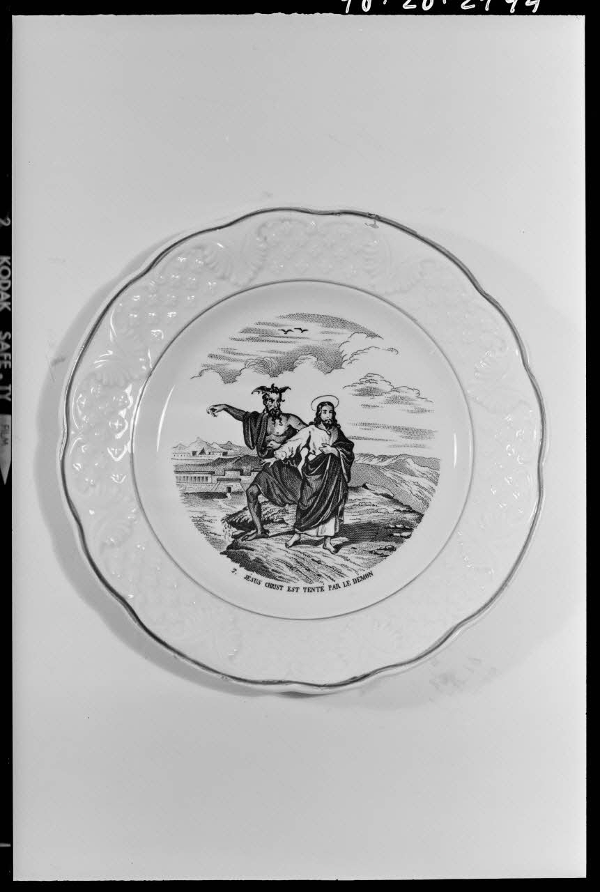 Beck photographie Assiette inscrite : "Jésus tenté par le démon" France 1970/9/17 Ph.1970.20.2194 Photo