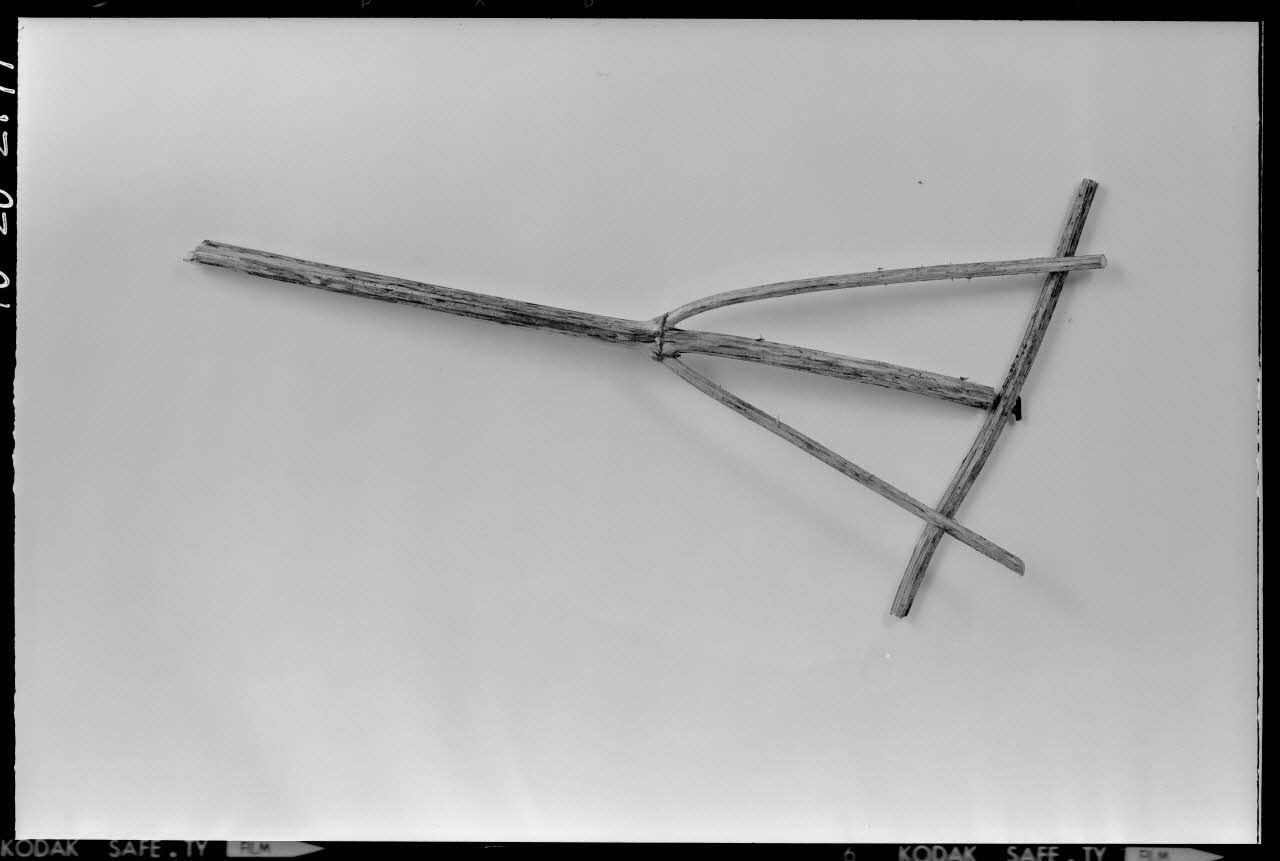 Beck photographie Jeu d'enfant : "tic-tac". Chardon et fourche à trois dents. Provenant du Chardonnais France 1970/9/17 Ph.1970.20.2197 Photo