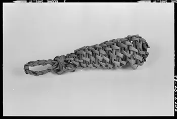 Beck photographie Hochet en jonc tressé. Provenant de l'Allier France 1970/9/17 Ph.1970.20.2200 Photo