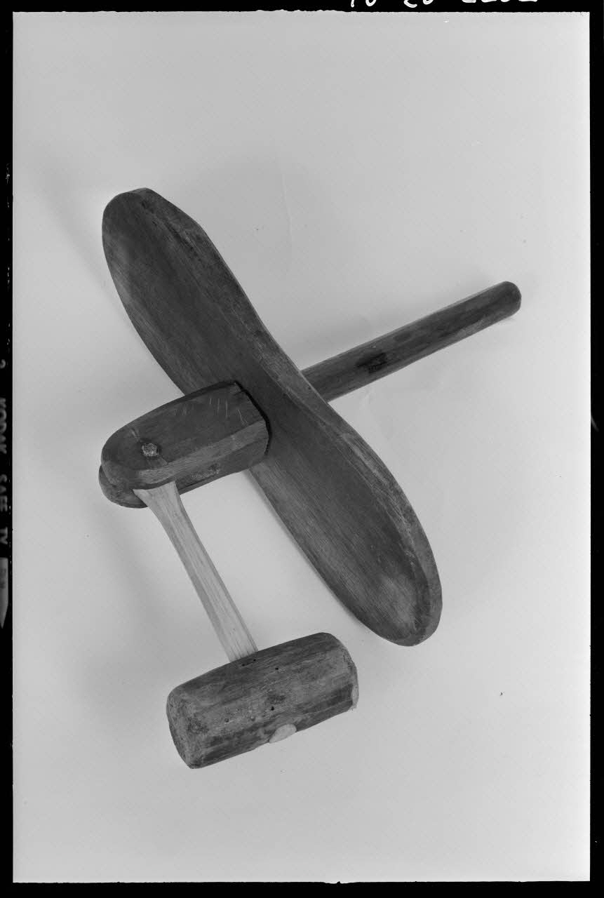 Beck photographie Claquoir en bois et fer, réservé à la Semaine sainte. Provenant de l'Aubrac France 1970/9/17 Ph.1970.20.2202 Photo