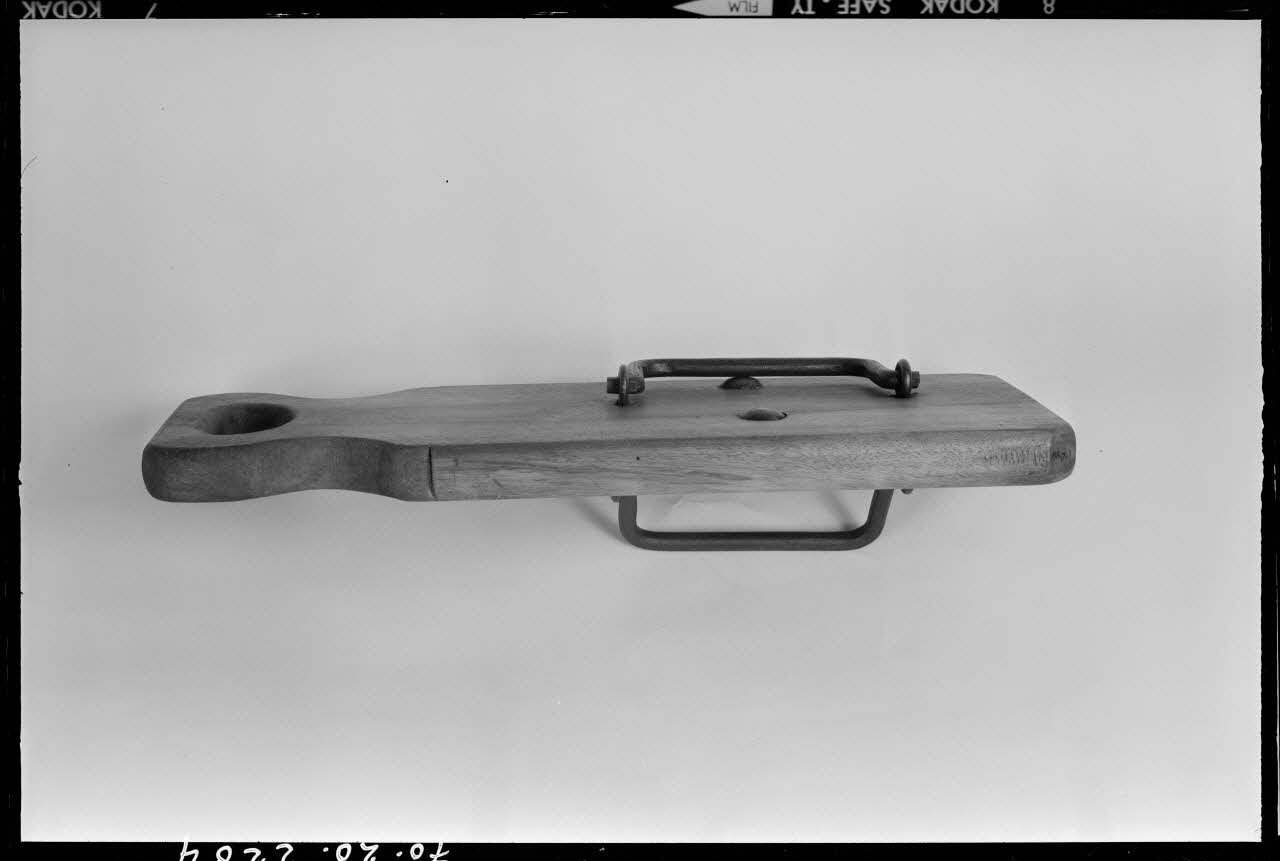 Beck photographie Claquettes en bois et fer, utilisées lors du Vendredi saint. Provenant des Alpes-Maritimes France 1970/9/17 Ph.1970.20.2204 Photo