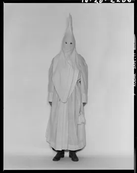 Beck photographie Costume de pénitent en toile blanche : robe, cagoule France 1970/9/24 Ph.1970.20.2206 Photo