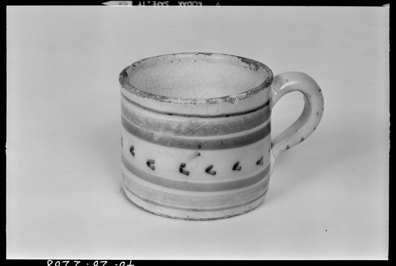 Beck photographie Moque en faïence à décor polychrome France 1970/9/24 Ph.1970.20.2208 Photo