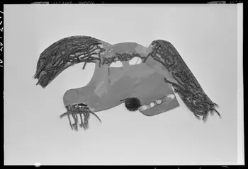 Beck photographie Masque de carnaval : chien. Carton peint, laine et élastique France 1970/9/24 Ph.1970.20.2219 Photo