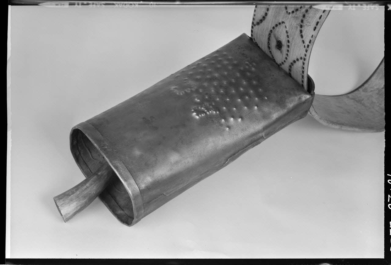 Beck photographie Cloche à vache en cuivre. Inscription : "1938. J.B". Provenant des Pyrénées-Atlantiques France 1970/9/24 Ph.1970.20.2225 Photo