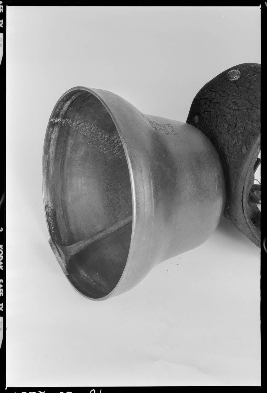 Beck photographie Collier et cloche en acier fondu. Provenant de l'Aveyron France 1970/9/24 Ph.1970.20.2230 Photo