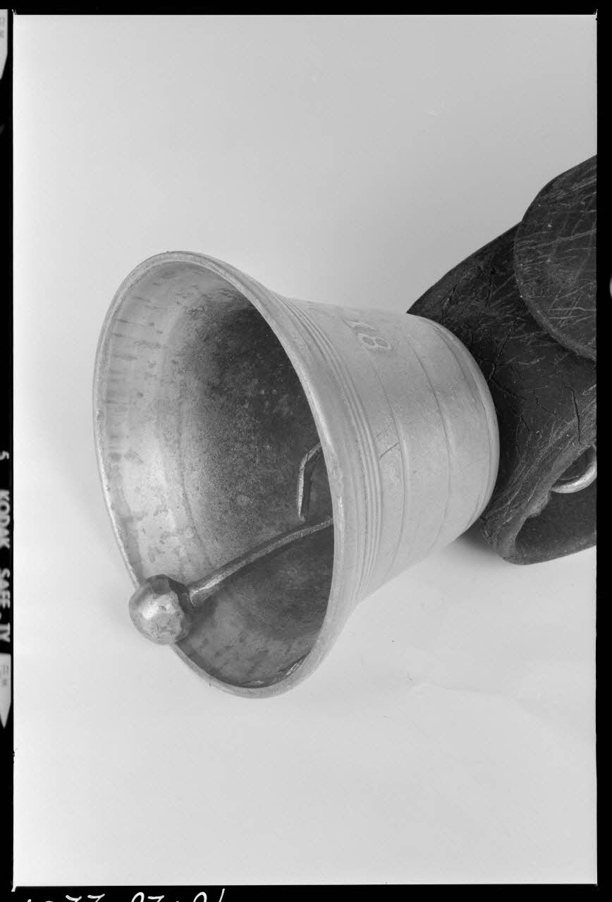 Beck photographie Collier et cloche en bronze, cuir, caoutchouc et fer forgé France 1970/9/24 Ph.1970.20.2231 Photo