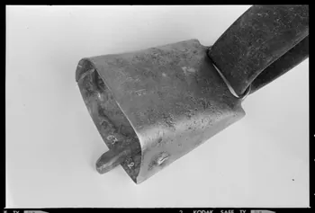 Beck photographie Cloche en tôle brasée et fer. Inscription : "B.P". Provenant des Hautes-Alpes France 1970/9/24 Ph.1970.20.2234 Photo