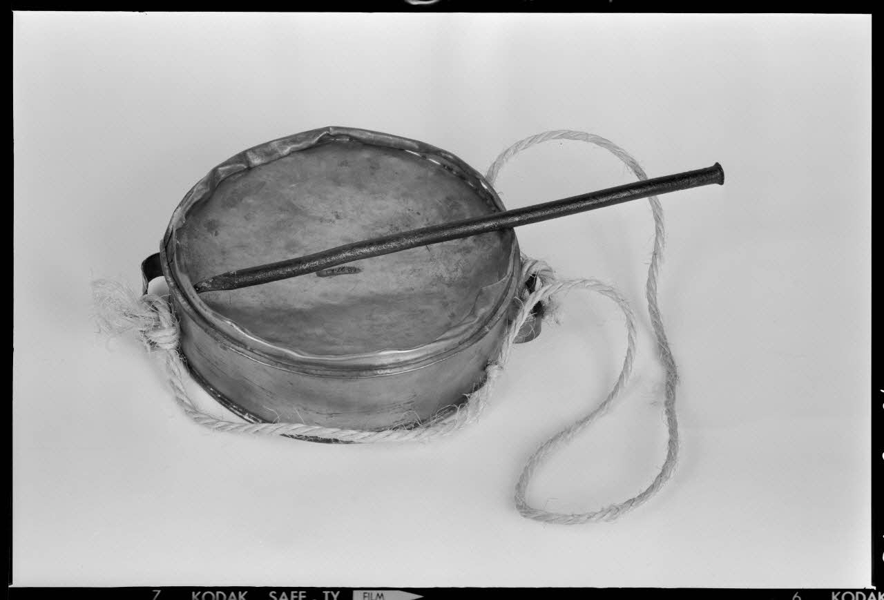Beck photographie Instrument de vacarme cérémonial : gamelle et clou en fer blanc. Provenant de Côte-d'Or France 1970/9/25 Ph.1970.20.2278 Photo