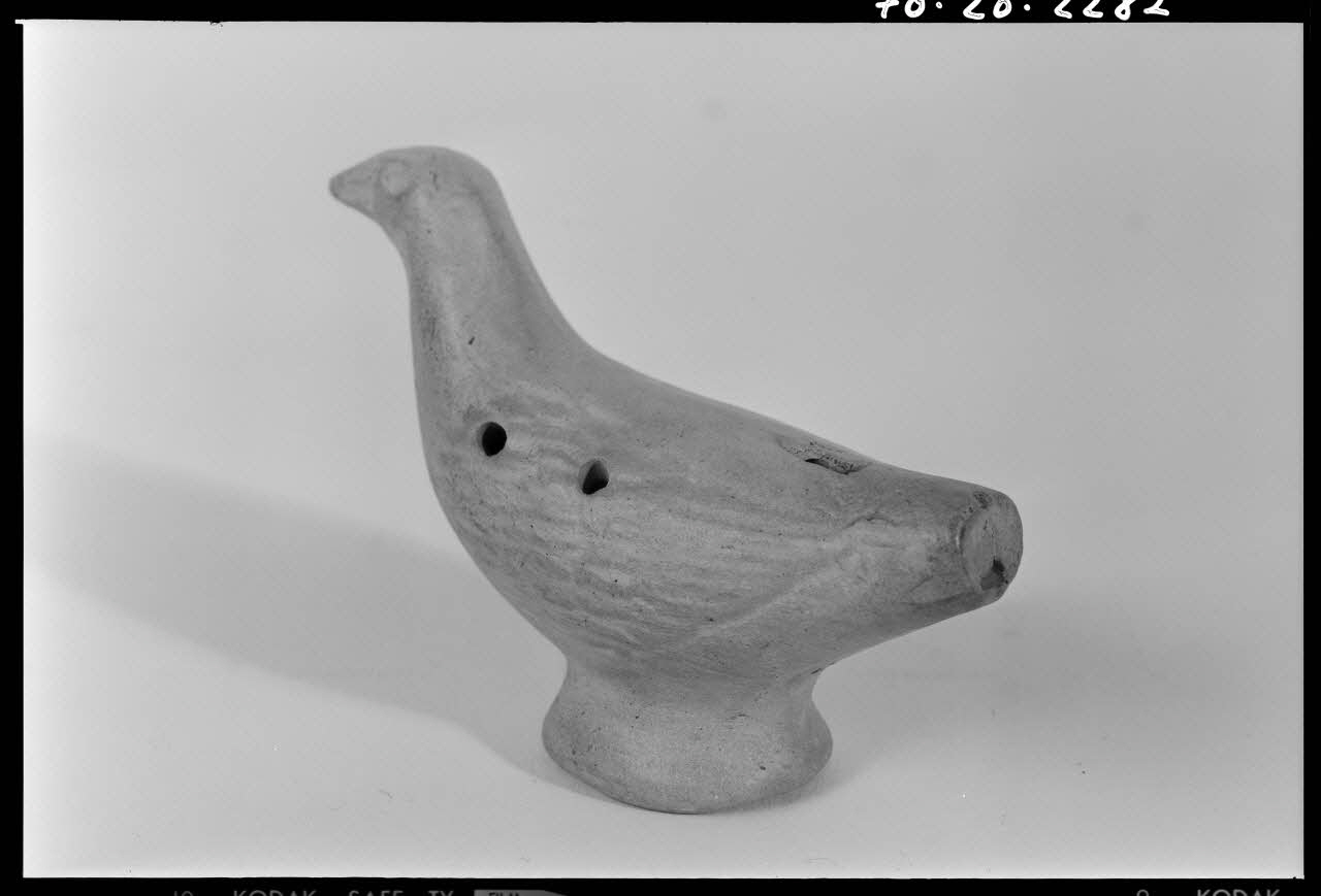 Beck photographie Sifflet en terre, en forme d'oiseau France 1970/9/25 Ph.1970.20.2282  Photo