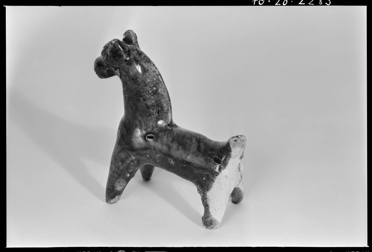 Beck photographie Sifflet en terre vernissée, en forme de cheval France 1970/9/25 Ph.1970.20.2283 Photo