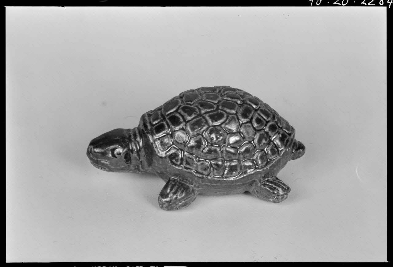 Beck photographie Sifflet en grès vernissé, en forme de tortue France 1970/9/25 Ph.1970.20.2284  Photo