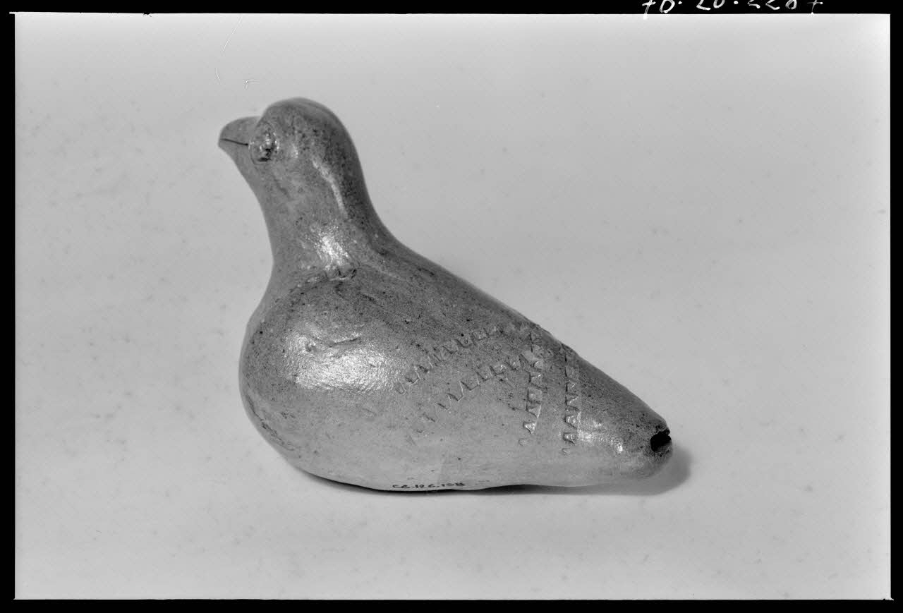Beck photographie Sifflet en terre vernissée, en forme d'oiseau sans pattes France 1970/9/25 Ph.1970.20.2287 Photo