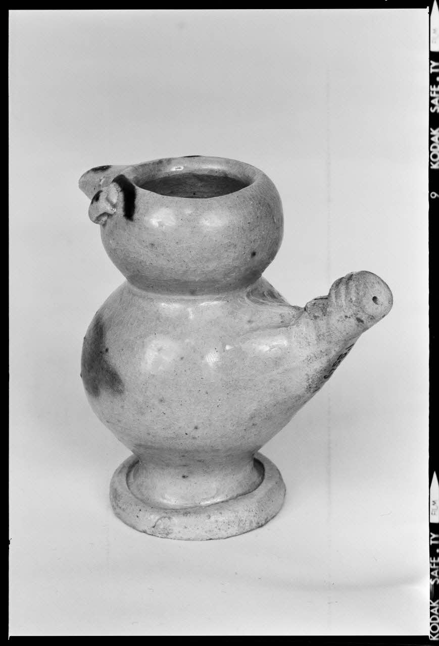 Beck photographie Sifflet en terre vernissée, en forme d'oiseau. Provenant du Bas-Rhin France 1970/9/25 Ph.1970.20.2291 Photo