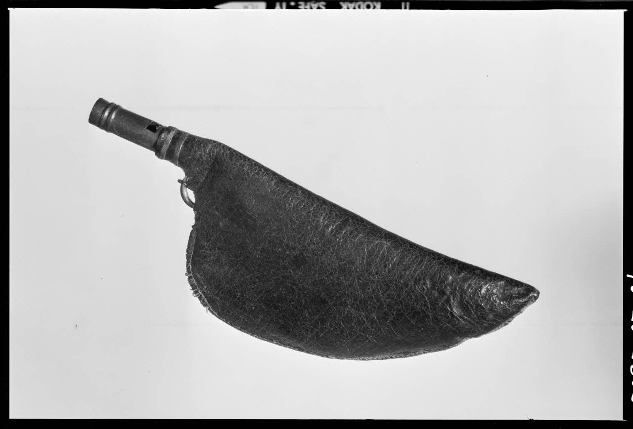 Beck photographie Sifflet : appeau à grives en cuir, métal et crin France 1970/9/25 Ph.1970.20.2302 Photo