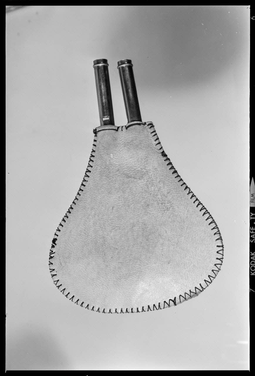 Beck photographie Appeau à bécassine, en métal, bois, cuir et crin France 1970/10/1 Ph.1970.20.2321  Photo