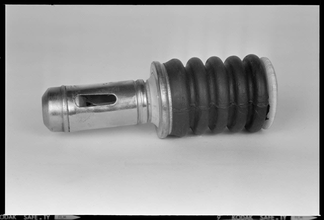 Beck photographie Appeau à perdrix rouges, en accordéon. Provenant du Vaucluse France 1970/10/1 Ph.1970.20.2346 Photo