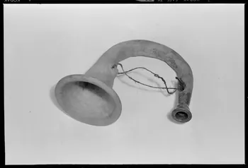 Beck photographie Trompe en poterie. Provenant de la Sarthe France 1970/10/1 Ph.1970.20.2365 Photo
