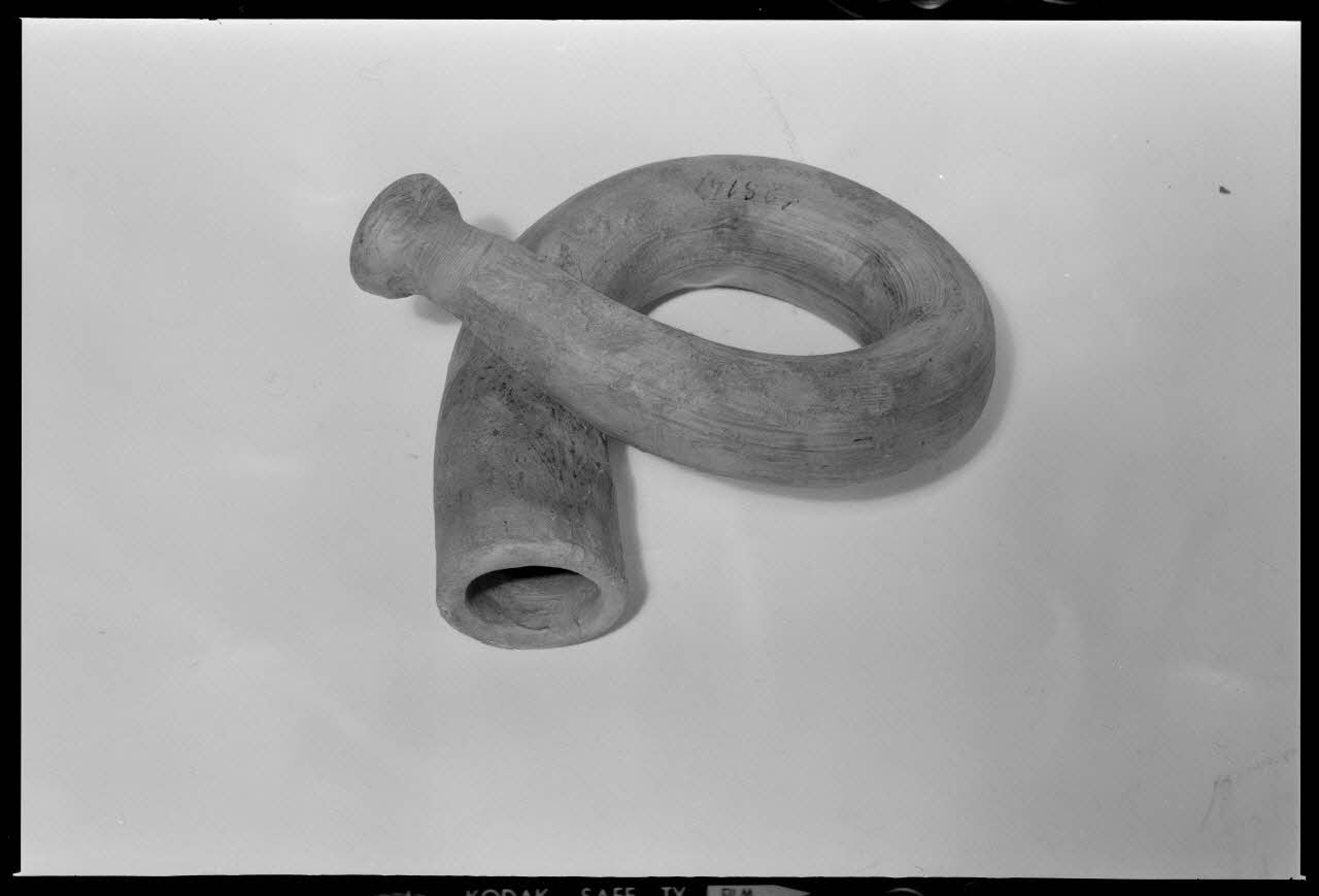 Beck photographie Trompe en poterie. Provenant de Haute-Garonne France 1970/10/1 Ph.1970.20.2367 Photo