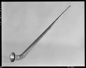 Beck photographie Trompe en fer blanc. Provenant du Haut-Rhin France 1970/10/8 Ph.1970.20.2402 Photo