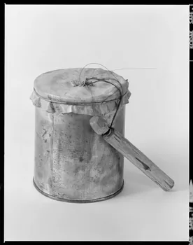 Beck photographie Tambour à friction en peau, fer et bois. Provenant des Hautes-Pyrénées France 1970/10/8 Ph.1970.20.2413 Photo
