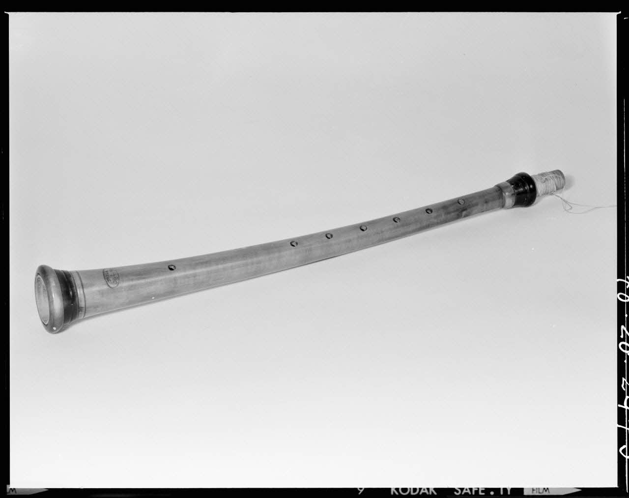 Beck photographie Cornemuse en buis, corne et ficelle. Provenant du Cantal France 1970/10/8 Ph.1970.20.2473 Photo