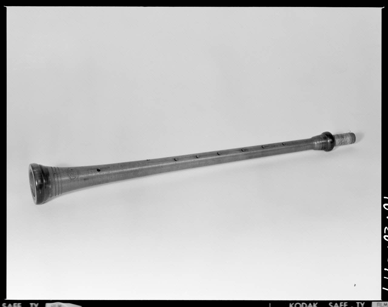 Beck photographie Cornemuse en buis, corne et ficelle. Provenant du Cantal France 1970/10/8 Ph.1970.20.2474 Photo