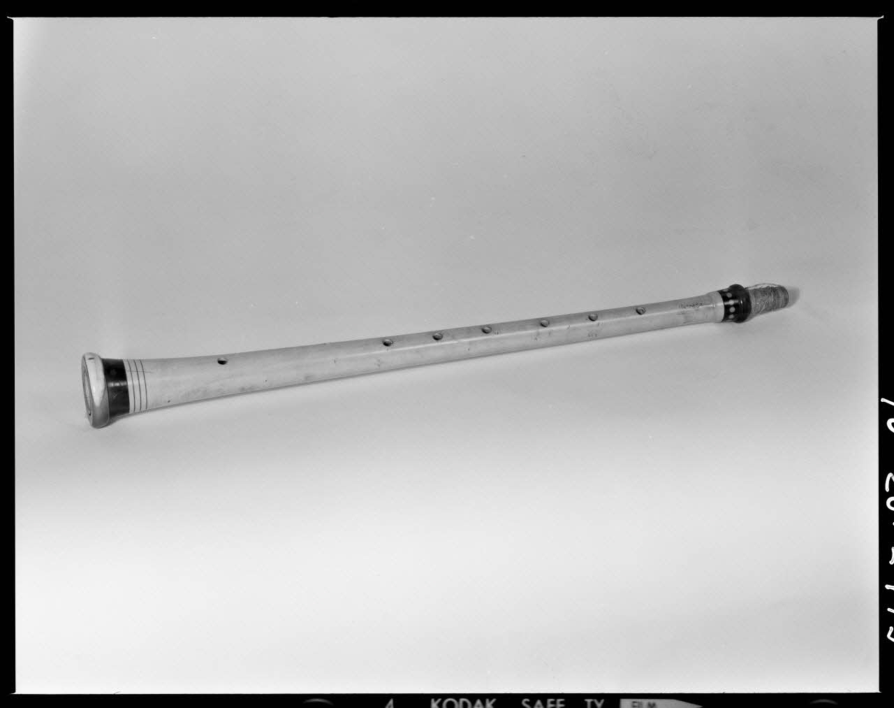 Beck photographie Cornemuse en buis, corne et ficelle. Provenant du Cantal France 1970/10/8 Ph.1970.20.2475 Photo