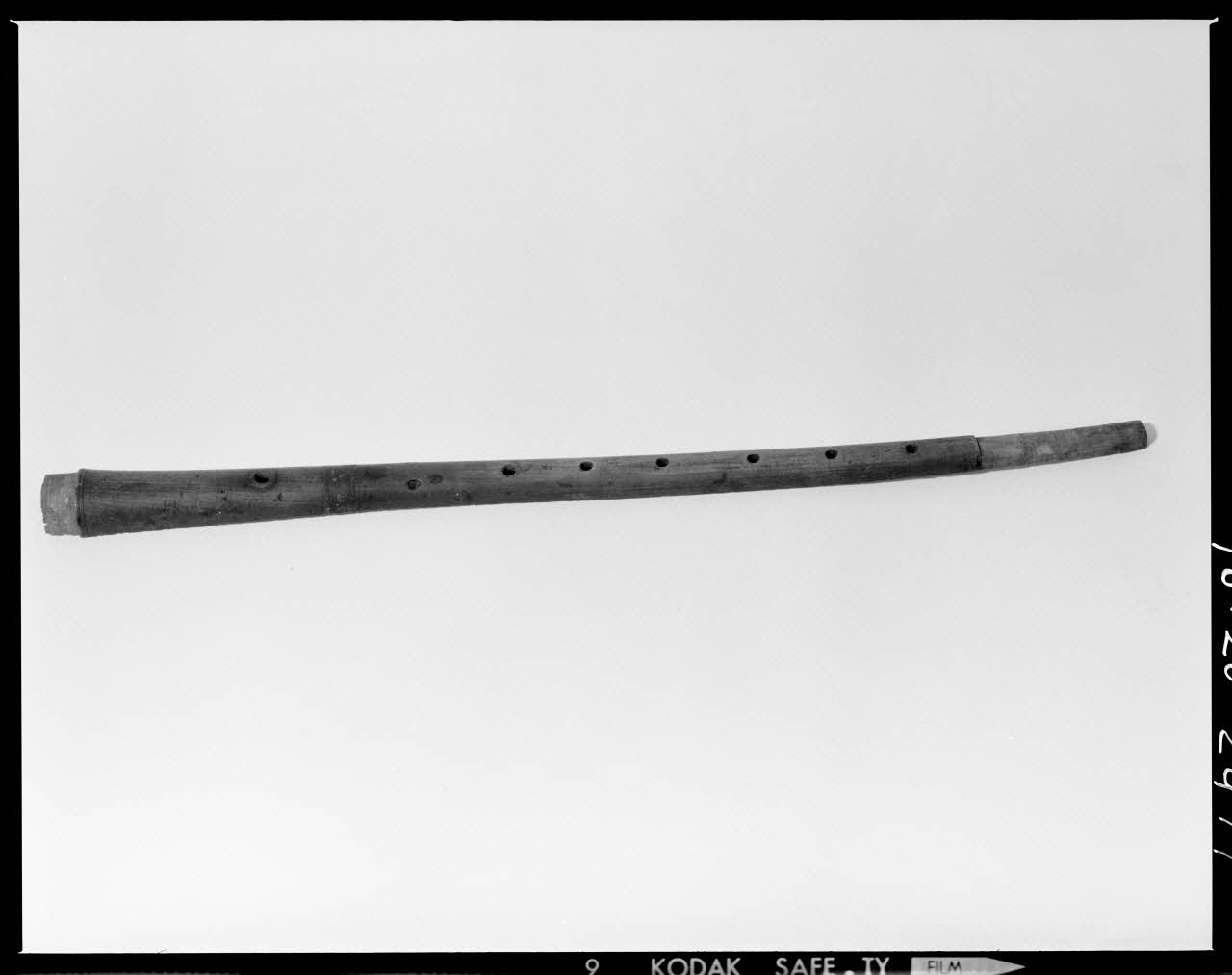 Beck photographie Gabarit pour cornemuse en bois, à huit trous. Provenant du Cantal France 1970/10/8 Ph.1970.20.2477 Photo