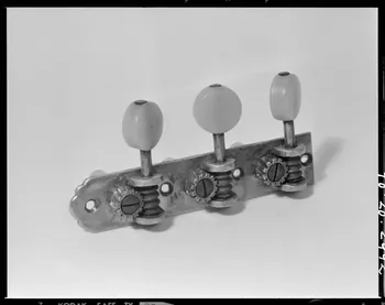 Beck photographie Elément de cithare : mécanique à trois clefs. Provenant des Vosges France 1970/10/8 Ph.1970.20.2492 Photo