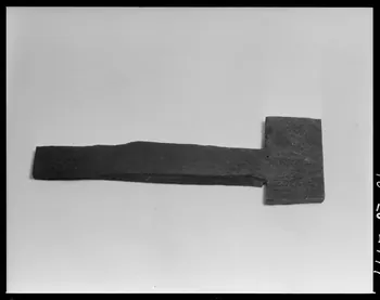 Beck photographie Elément de vielle à roue : touche en ébène. Provenant de l'Allier France 1970/10/8 Ph.1970.20.2499 Photo