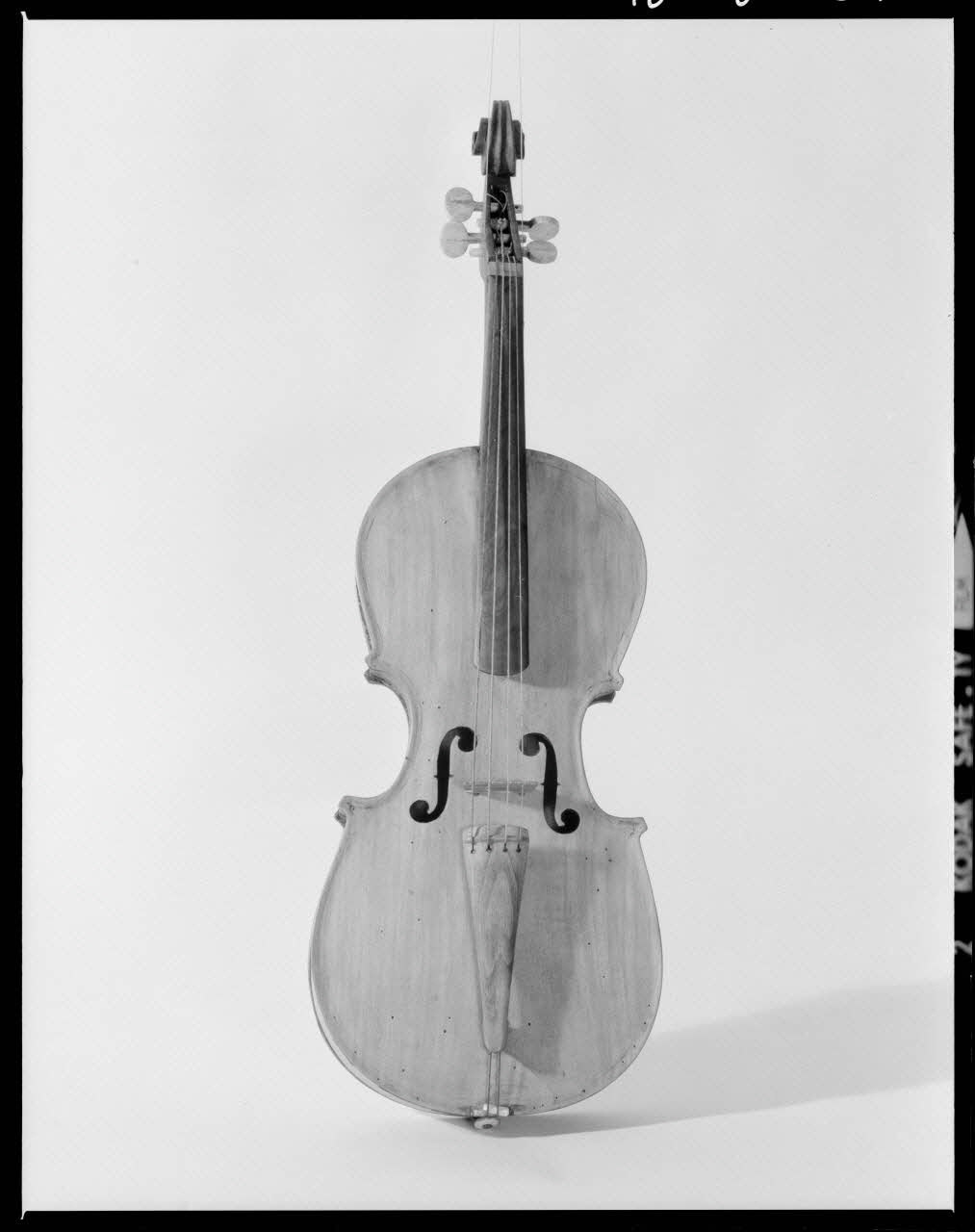 Beck photographie Alto en bois, os et boyau. Provenant du Puy-de-Dôme France 1970/10/16 Ph.1970.20.2571 Photo