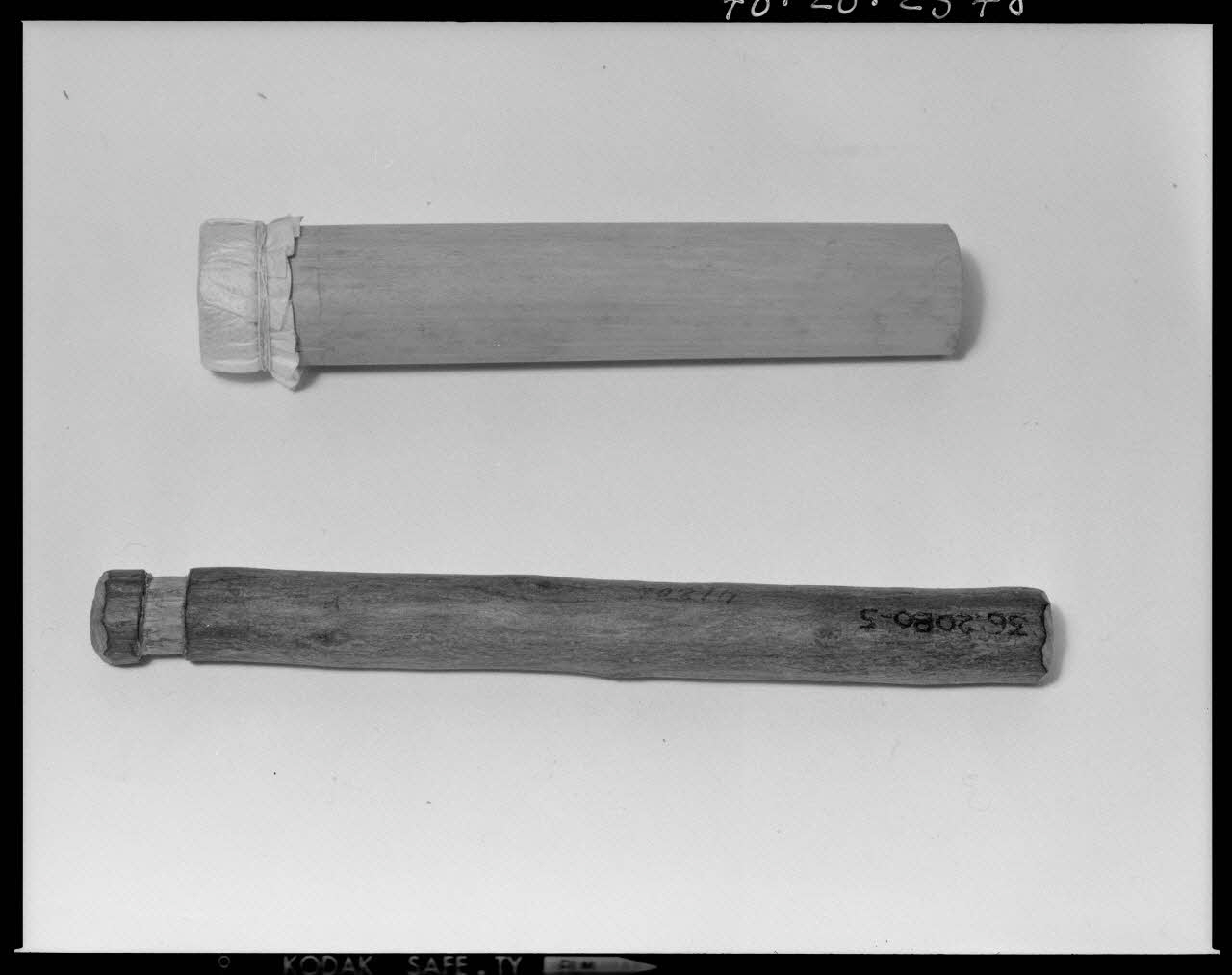 Beck photographie Jouet musical fabriqué avec un roseau, du papier, du bois et du fil France 1970/10/16 Ph.1970.20.2578 Photo