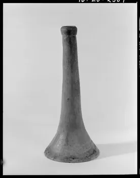 Beck photographie Trompe en poterie. Provenant du Cher France 1970/10/23 Ph.1970.20.2589 Photo