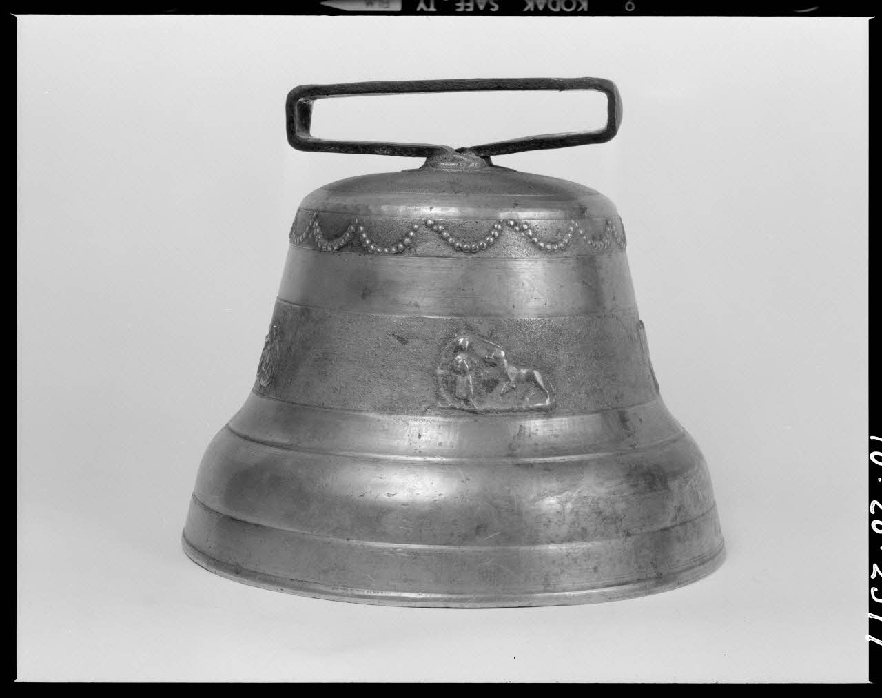 Beck photographie Cloche en bronze. Provenant de l'Aveyron France 1970/10/23 Ph.1970.20.2599 Photo