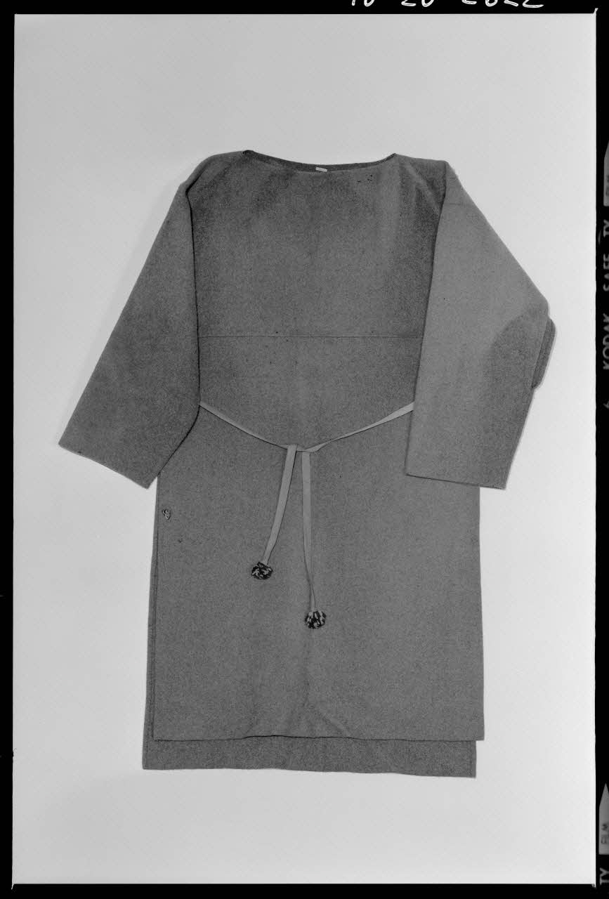 Beck photographie Sarreau en drap gris. Provenant de l'Aveyron France 1970/10/23 Ph.1970.20.2622 Photo