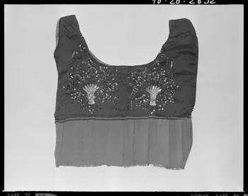 Beck photographie Plastron en soie bleue et paillettes argentées. Provenant de Saône-et-Loire France 1970/10/29 Ph.1970.20.2632 Photo
