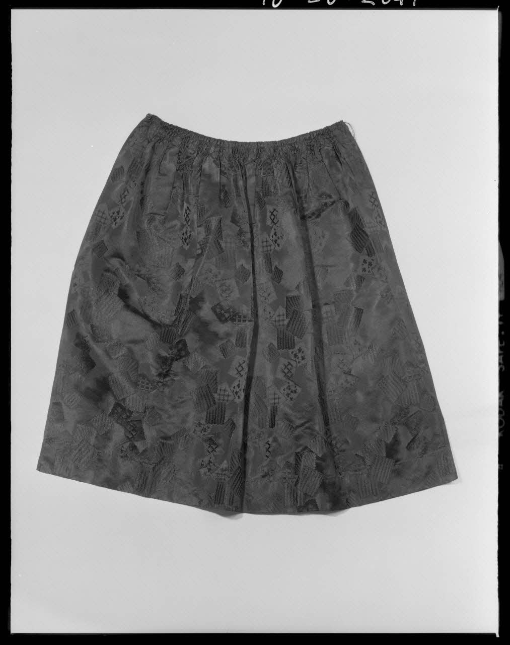 Beck photographie Tablier en soie damassée. Provenant du Bas-Rhin France 1970/10/29 Ph.1970.20.2641 Photo