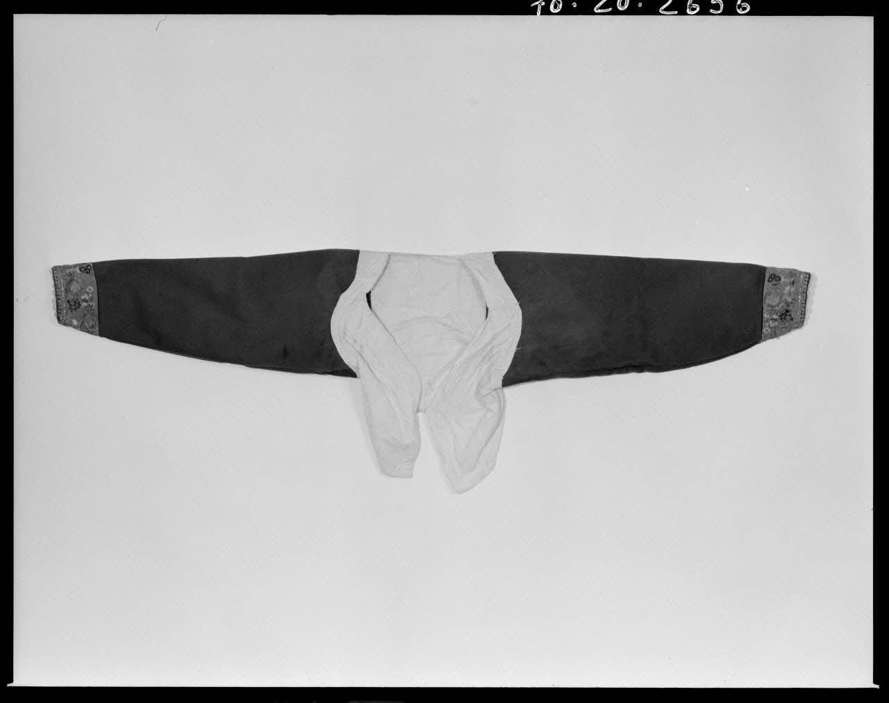 Beck photographie Manches en drap bleu et en toile. Provenant de Savoie France 1970/10/30 Ph.1970.20.2656 Photo