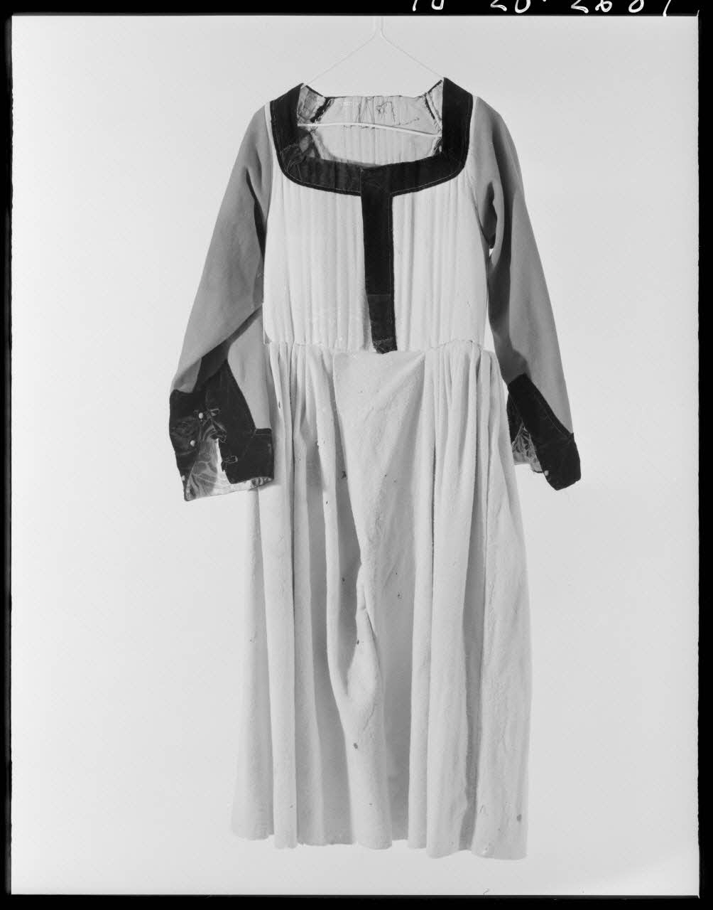 Beck photographie Robe en lainage blanc et velours noir. Provenant de Loire-Atlantique France 1970/11/13 Ph.1970.20.2687  Photo
