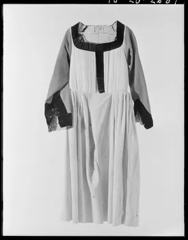 Beck photographie Robe en lainage blanc et velours noir. Provenant de Loire-Atlantique France 1970/11/13 Ph.1970.20.2687 Photo