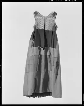 Beck photographie Robe de petit dimanche, en drap noir brodé. Provenant de Savoie France 1970/11/13 Ph.1970.20.2690 Photo