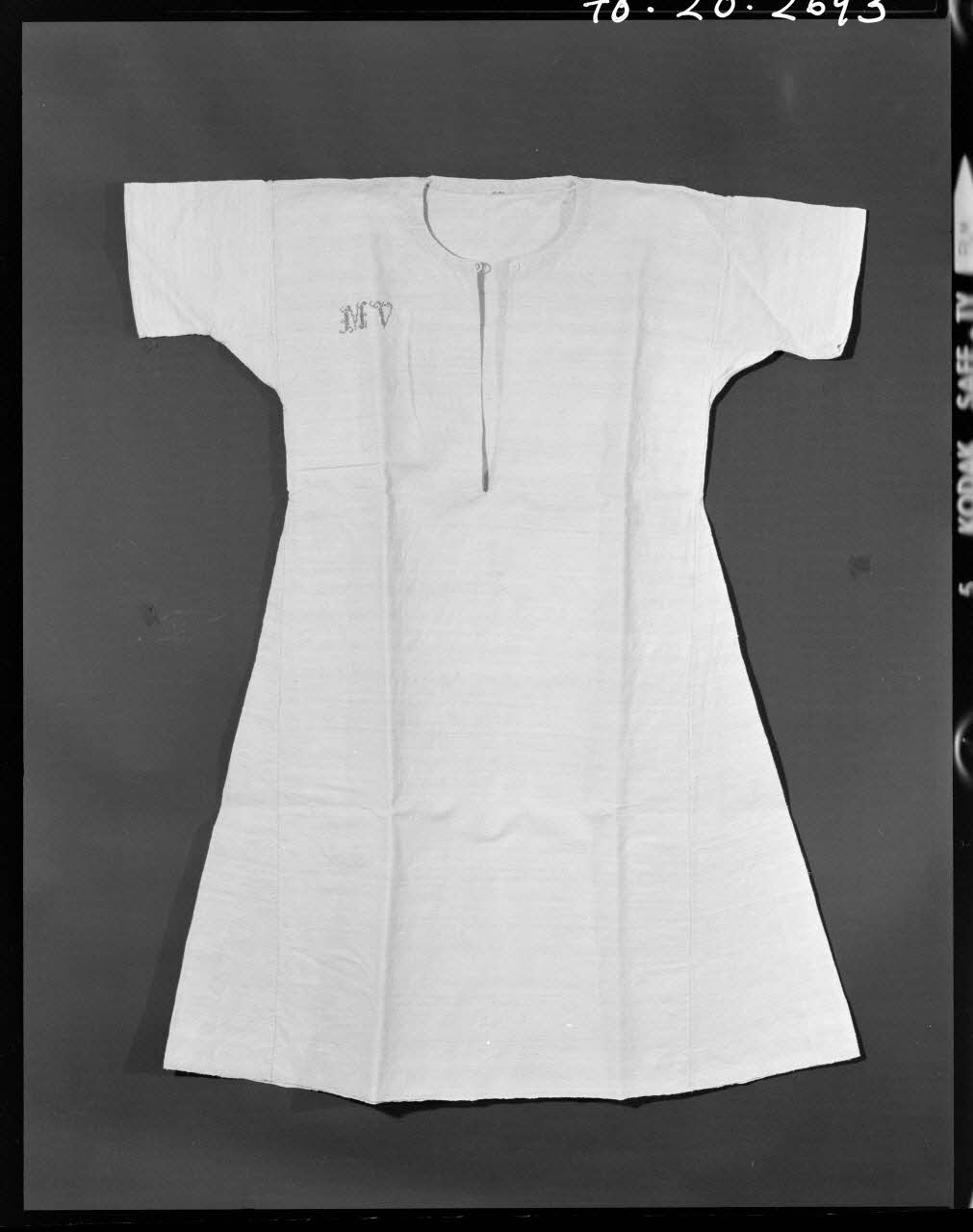 Beck photographie Chemise de femme à manches courtes, en chanvre. Provenant du Puy-de-Dôme France 1970/11/13 Ph.1970.20.2693 Photo
