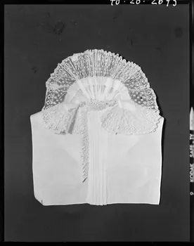 Beck photographie Collerette en mousseline tuyautée et dentelle. Provenant de Loire-Atlantique France 1970/11/13 Ph.1970.20.2695 Photo