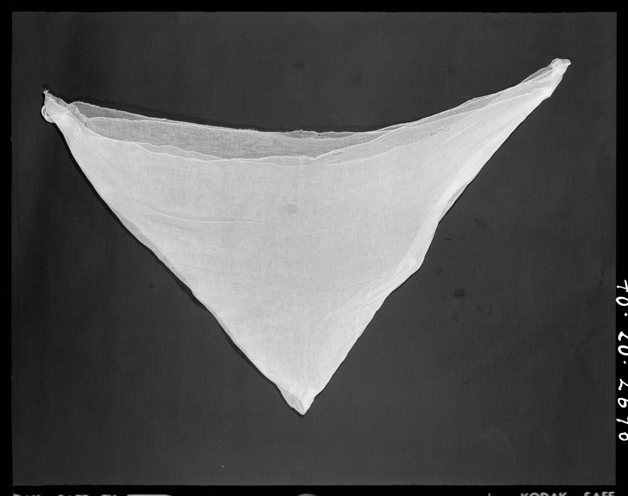 Beck photographie Fichu de dessous, beige uni. Provenant des Bouches-du-Rhône France 1970/11/13 Ph.1970.20.2696 Photo