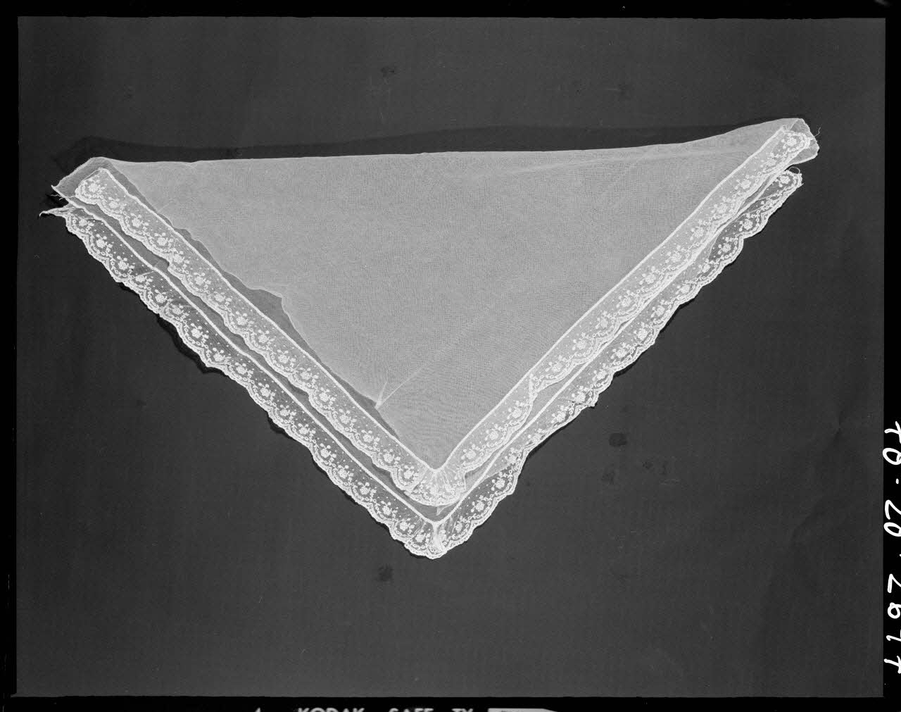 Beck photographie Fichu de dessous, en mousseline et dentelle. Provenant des Bouches-du-Rhône France 1970/11/13 Ph.1970.20.2697 Photo