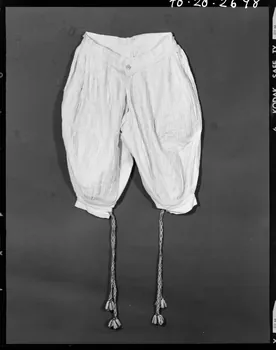 Beck photographie Pantalon en toile de lin plissée. Provenant du Finistère France 1970/11/13 Ph.1970.20.2698  Photo